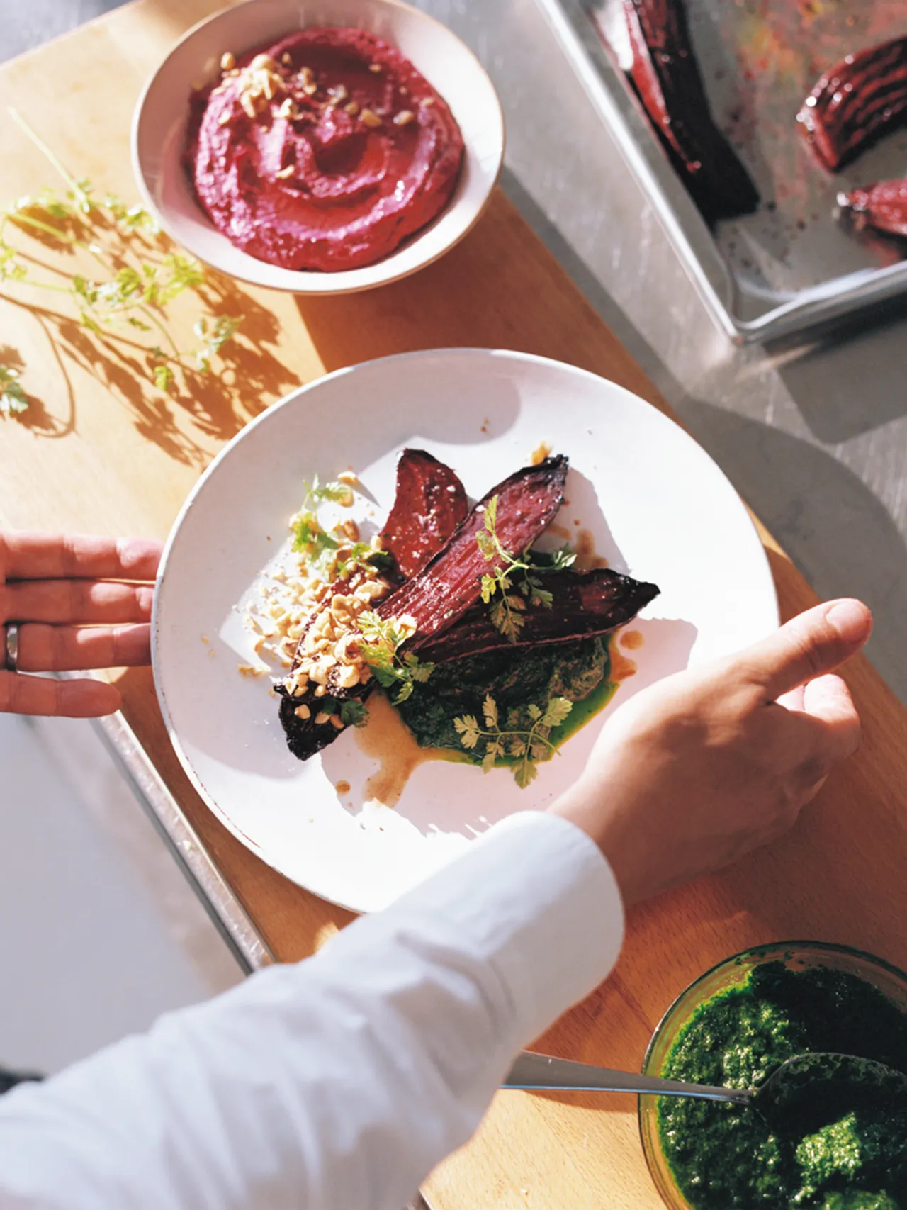 케일과 파마산을 곁들인 구운 비트